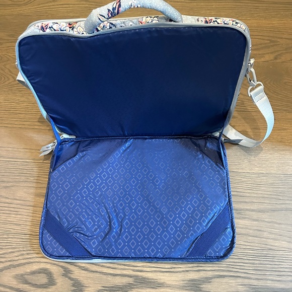 ❤️AMAZING DEAL❤️ Vera Bradley Ultralight Laptop Crossbody Workstation NWT - Picture 6 of 7